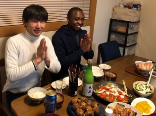 ジャパンホームステイでの食事風景。日本酒をおともに夜更けまで家族と語り合う
