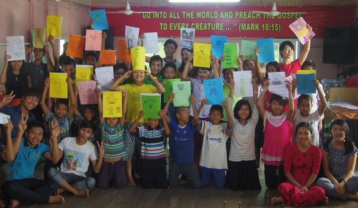 加藤氏（後列右端）は2年ほど前から、ヤンゴンの孤児院で工作活動などを実施する大学生グループを個人で支援する