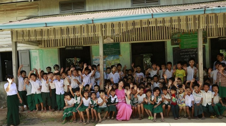 設立3周年の記念としてMJIは、ヤンゴン郊外にあるコンムー村の小学校に文房具を寄付した
