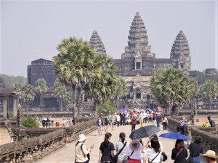 普段なら観光客でにぎわうカンボジアのアンコールワット。新型コロナウイルスの影響はカンボジアの観光業にとって大打撃だ