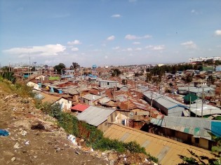 家々が密集するケニア・ナイロビのキベラスラム