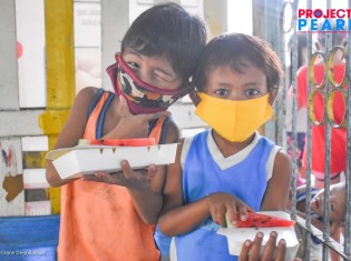 プロジェクト・パールの炊き出しを食べに来た子どもたち。新型コロナ対策にマスクを付けている（マニラ市トンドのバランガイ105にあるヘルプセンターで）