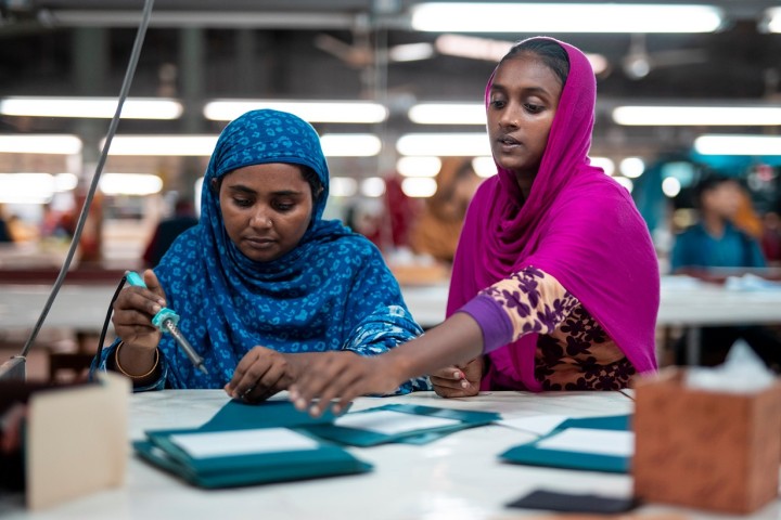 工場でていねいに作業する女性たち