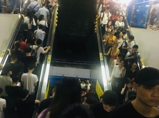 中国・広州の地下鉄駅でスマホを操作する人たち。中国で最も利用されているSNS「微信」（ウィ―チャット）のユーザーは10憶人を超える（写真は2019年8月撮影）