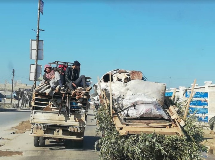 空爆を受け、トラックで緊急避難するシリア人たち。2020年1月に撮影（写真提供：SSJ）