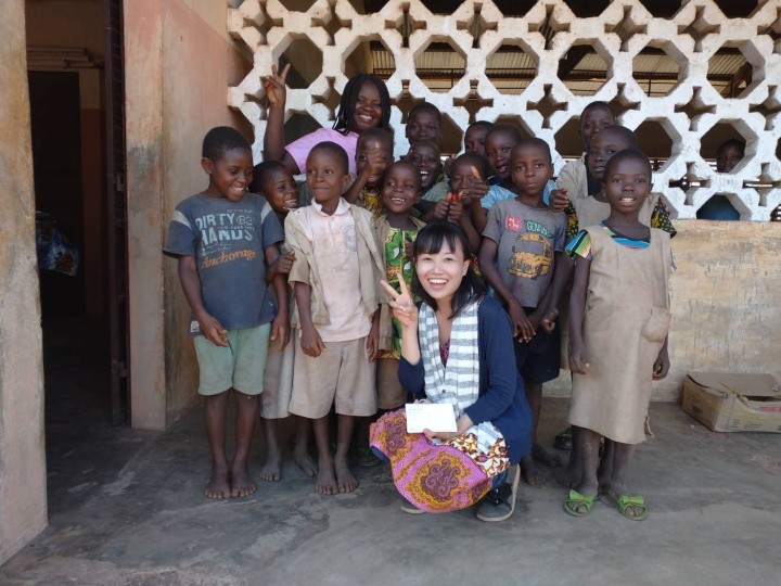 コベ村に小学校視察をしたときのようす。初めて見る外国人に訝しげな顔つきだった子どもたちも、去り際には笑顔を見せた。写真手前が倉科さん、奥がソホヌーさん