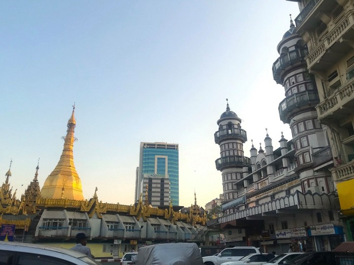 ヤンゴンの中心部に位置するランドマーク、スーレーパゴダ（左の仏塔）に向かい合うように建つモスク。多民族国家のミャンマーを象徴するような光景