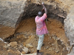 コンゴ民主共和国東部で鉱物を採掘する現場（写真提供：認定NGO法人テラ・ルネッサンス）