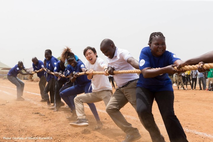 綱引きをする、JICA南スーダン事務所の金森大輔さん（提供：Shinich Kuno）