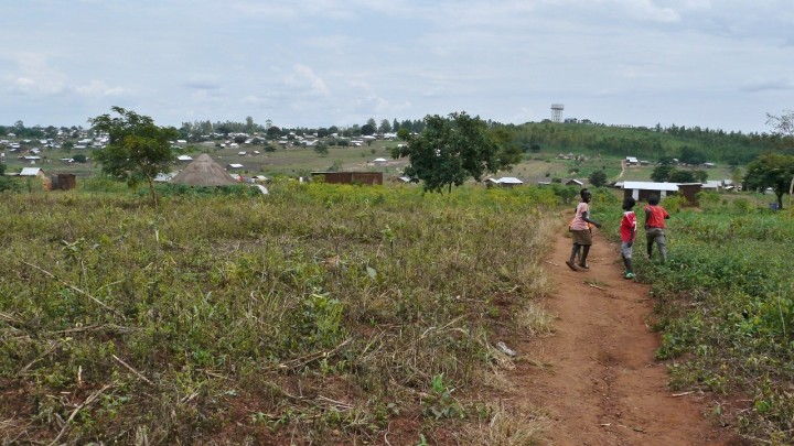 キリヤンドンゴ難民居住地のようす（2018年8月撮影）。新型コロナウイルスの影響を受け、ウガンダ政府はこの4月、難民への食料援助を30％削減すると発表した