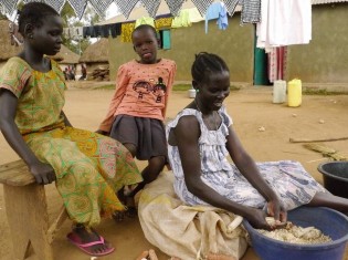 ウガンダのキリヤンドンゴ難民居住地で生活するアチョリ人の女性だけの世帯（2018年8月撮影）