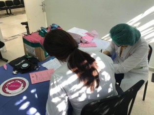 妊婦健診をするモロッコの看護学生。佐藤さんは学生と一緒に活動することも多かった