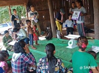 カンボジア北部のプレアビヒア州で、保健センタースタッフや村の保健ボランティアと協力してシェアが進める乳幼児健診のようす