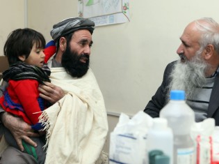 平和村で我が子を治療してほしい、と訴える父親。アフガニスタンでは長年の紛争の結果、医療は壊滅的な状況だ（写真提供：ドイツ国際平和村）
