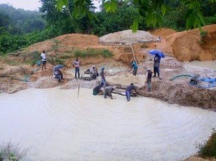 リベリア西部のバポル州ウィズア村にあるダイヤモンド鉱山。村人が安全な飲み水を得られるよう、ダイヤモンド・フォー・ピースは取水ポンプ（公衆トイレも）を設置するプロジェクトを始める（ダイヤモンド・フォー・ピース提供）