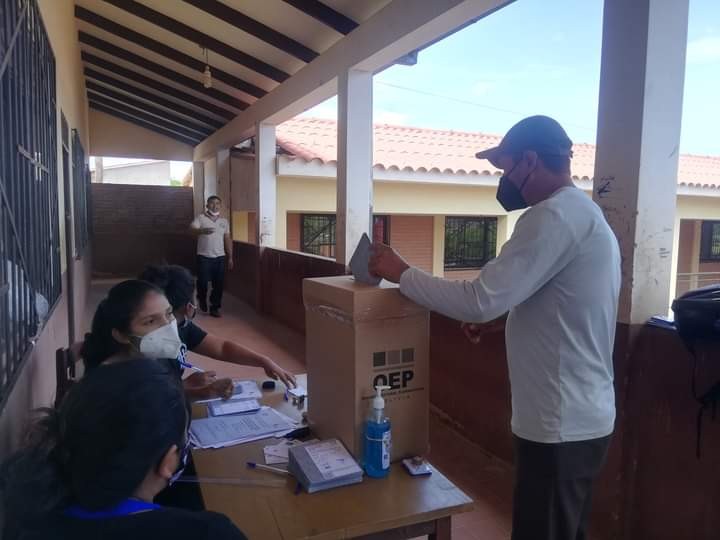 投票用紙を、段ボールの投票ボックスに入れる市民（写真提供：ラウル・アルバレス氏）