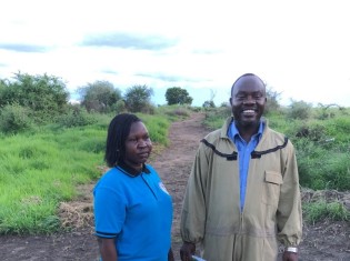 水野さんが2019年5月から6月に南スーダン・ジュバの養蜂場を訪れたときに出会った2人の養蜂家。左は、ウガンダの大学院で修士号をとった女性、右は、南スーダン政府の元官僚の男性。養蜂用の防護服を着ないで作業することも普通だ