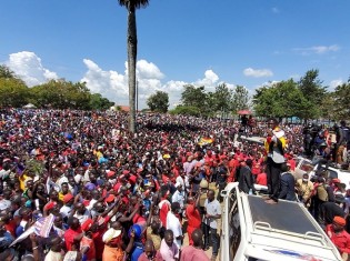 ボビ・ワインの選挙演説。会場には毎回多くの人がつめかける 2020 Bobi Wine Facebook