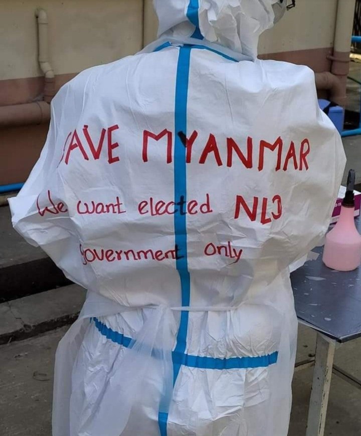 職務をボイコットしていない医療者も、防護服にメッセージを書いて、不服従の意志を示す。背中に書かれたメッセージは「ミャンマーを守ろう。私たちが認めるのは、選挙で選ばれたNLD政権だけ」。画像はフェイスブック（#Civil Disobedience）から引用
