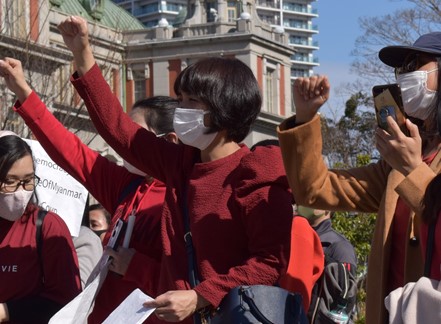 アウンサンスーチー氏率いる「国民民主連盟（NLD）」のシンボルカラーである赤い服を着て右手を挙げるのが、「カバマチェブー」の日本語歌詞を作った醤油さん（写真中央）