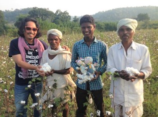 インドの綿花畑で働く人たちと葛西氏（左端）。畑でとれた綿を持つ（写真提供：PBP COTTON 葛西龍也氏）
