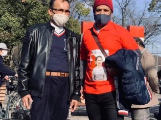 長谷川留理華さんの父（左）と夫（右）も2月14日の無言行進デモ（代々木公園から国連大学前まで）に駆けつけた。留理華さんは夫と5人の子どもと暮らす