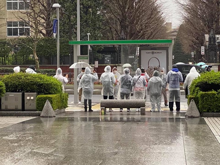 ハンガーストライキ2日目となった3月21日は大雨。初日（3月20日）は天気も良く、国連大学前の広場や道で、通行人に声をかけて、署名や支援金を募っていたが、2日目は一転。雨宿りをして、雨が落ち着いたら通りに出て、の繰り返しだった（東京・渋谷の国連大学前）