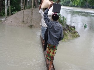 壊れた防潮堤に橋を架けて渡るバングラデシュ・ハティア島の村人。ハティア島は、ロヒンギャ難民がバシャンチョール島の隣にある島だ（写真提供：日下部尚徳・立大准教授）