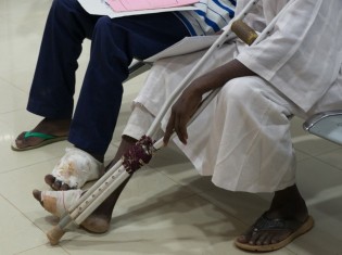 病院で診察を待つスーダンのマイセトーマ患者（GHITFund）。スーダンで最も感染リスクが高いのは、農村地域で暮らす、農作業や牧畜業に就く若者。枯れて地面に落ちた、鋭いとげのあるアカシアの木の枝を裸足で踏んだ傷口から感染するのではないか、と考えられる
