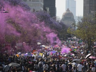 フェミサイドに反対するメキシコの女性たちがデモ行進に参加した2020年の国際女性デー。過去最多の8万人がメキシコ市中心部の路上を埋め尽くした（写真はエル・パイスから引用）