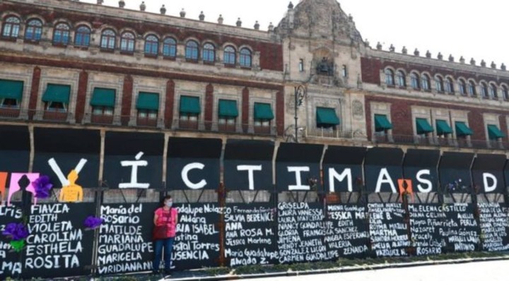 メキシコ政府がデモ隊の侵入を警戒して置いた金属柵（写真はBBCから引用）