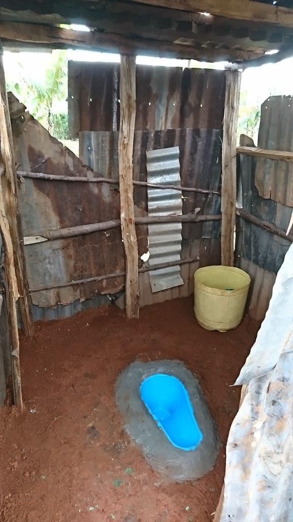 カボンド地区の住民が作ったトイレ。LIXILが開発したSATO PAN（青の便器の部分）を利用したスタイル