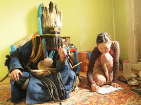 精霊が乗り移って女性に語りかけるシャーマン（ウランバートルで2014年、島村氏が撮影）。モンゴル語で｢精霊が降りてくる｣という言葉は、ラッパーも含めて芸術家に新しいアイデアが降りてくることを指す