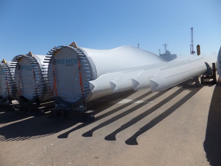 西サハラのエルアイウン港に2013年に到着したシーメンス・ウインド・パワー（当時）製の風車（写真提供：ウエスタンサハラ・リソース・ウォッチ）