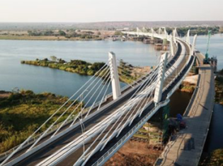 アフリカ第4の大河ザンベジ川に架かるカズングラ橋。ザンビアとボツワナを結ぶ。世界3大瀑布のひとつ「ビクトリアの滝」から61キロメートル上流だ（写真はボツワナ交通通信省のウェブサイトから引用）