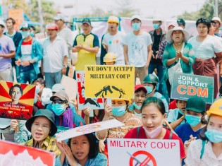 コロナ禍の中、マスクをつけてクーデターに反対するミャンマー人ら（写真はPexelsより引用）