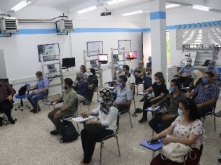 UNIDOが提供する職業訓練で熱心に耳を傾けるシリア人の参加者ら。席と席の間に間隔を空け、マスクの着用を義務付けるなど、新型コロナのまん延防止対策もとる（写真提供：UNIDO）