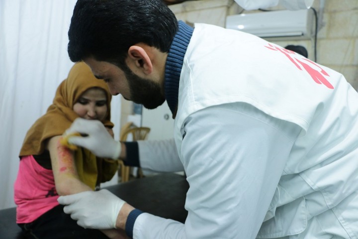 子どもを含む負傷者の応急処置に励む、シリア北部の医療現場のようす（写真提供：国境なき医師団）