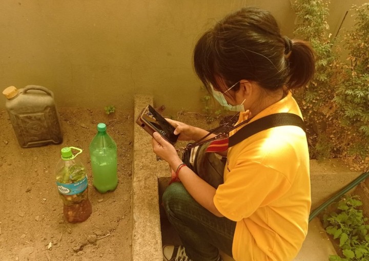 アドバイスをするために訪れたウユニの家庭で、発酵液の記録をとる城井さん。キヌアの残さとフスマ（小麦を製粉するときに除かれる皮の部分）が手に入ったので、このあと発酵床を作った