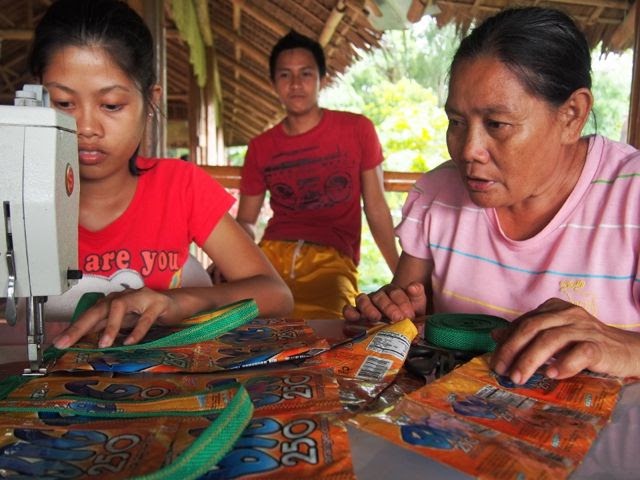 「ナナイ（お母さん）」と呼ばれ慕われる、ジュースパック雑貨の作り手たち。作り手のフィリピン人と日本人が交流できる場をロオブは作っている