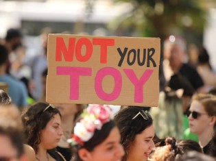 「NOT your TOY（あなたの道具ではない）」と抗議する女性たち