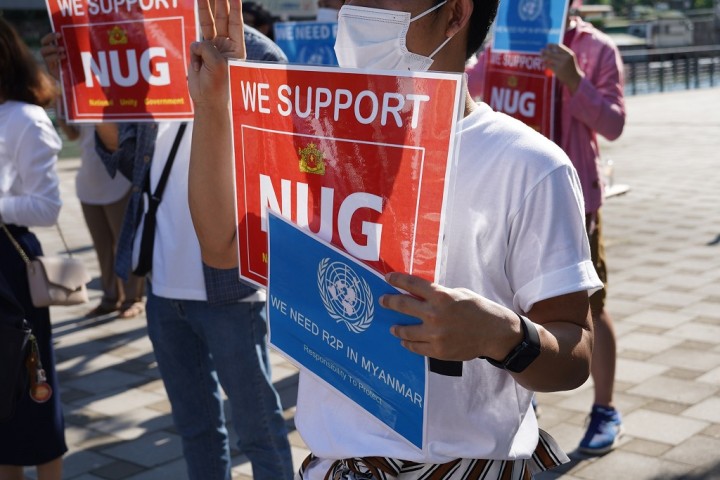 「NUGを支持する」「ミャンマーに保護する責任を」と書かれたプラカード