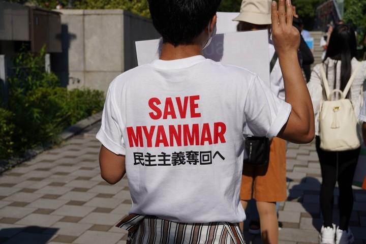 デモ参加者の背中に掲げられた「SAVE MYANMAR」