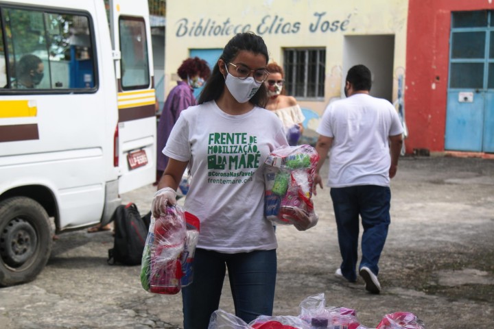 個人や団体、国内外から寄付された支援物資を運ぶマレー運動前線のメンバー。写真提供：Frente de Mobilização da Maré（マレー運動前線）