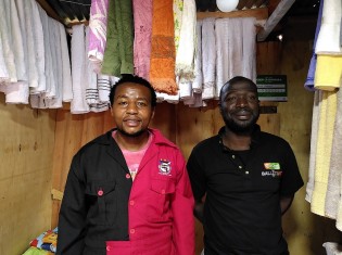モハメドさん（左）と友人のアッサンさん（右）。モハメドさんが経営するタオル店で