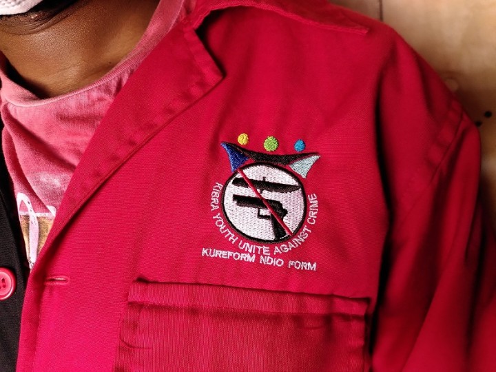 キベラ・ユースのメンバーが着るつなぎの胸には反暴力のマークが付いている