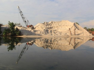 カンボジア沿岸地域で採掘された大量の砂。砂を採る際の森林伐採で、川の沿岸部の地形は崩壊。マングローブや魚の数が減る。生態系のバランスが狂うので、近隣の住民は生計を立てられなくなるという（写真提供：環境保護団体マザーネイチャーカンボジアの共同創設者アレハンドロ・ダビッドソンさん）