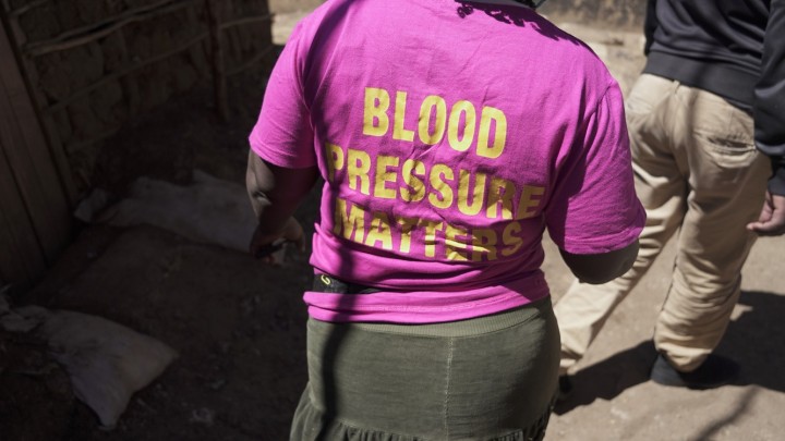 高血圧についての注意を喚起するCHVのTシャツ