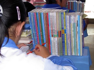 モンゴル族の高校の生徒。モンゴル語で書かれた教科書が並ぶ（写真提供：ボルジギン・ブレンサイン氏）