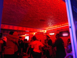 ケニア・ナイロビのダウンタウンにある、LGBTQ+専用のクラブ「クラブLA」。店内では真っ赤な照明の下、踊り、歌い、抱き合うLGBTQ+たち。日ごろのストレスを発散する